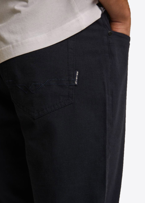 Diverse kelnės Kais