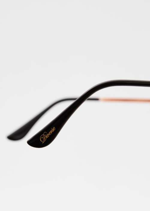 Diverse akiniai nuo saulės Stalo