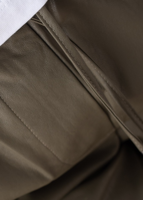 b.young kelnės Esoni