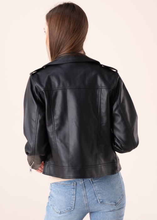 b.young striukė Acomy