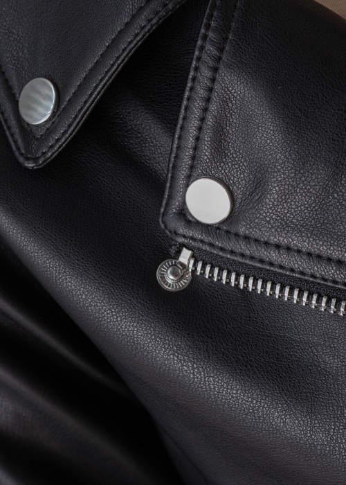 b.young striukė Acomy