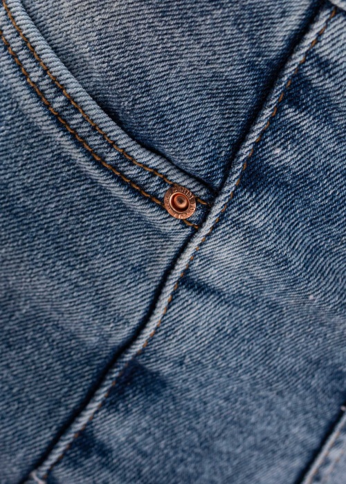 b.young džinsai Kato