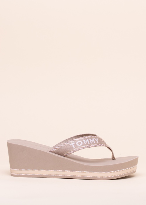 Tommy Hilfiger šlepetės per pirštą