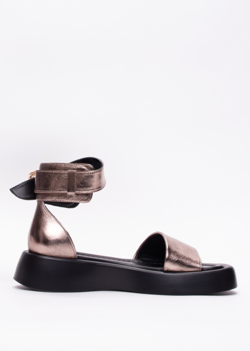 Molly Bessa bateliai