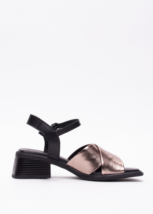 Molly Bessa bateliai