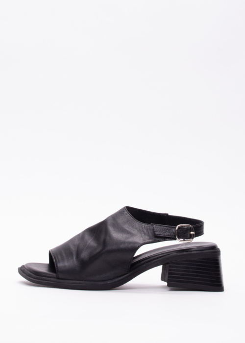 Molly Bessa bateliai