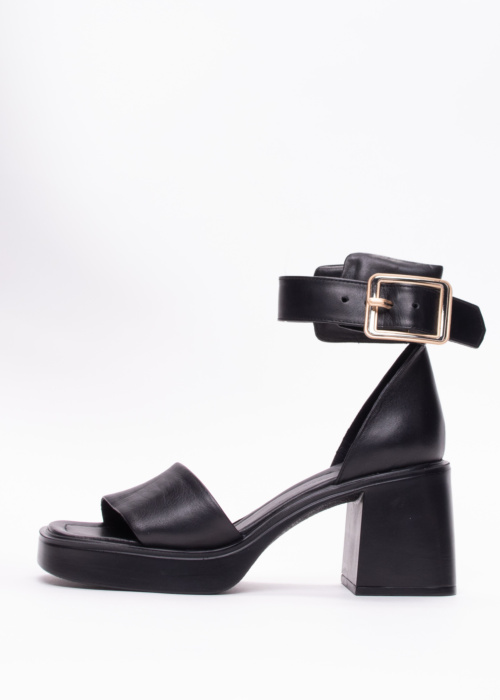 Molly Bessa bateliai