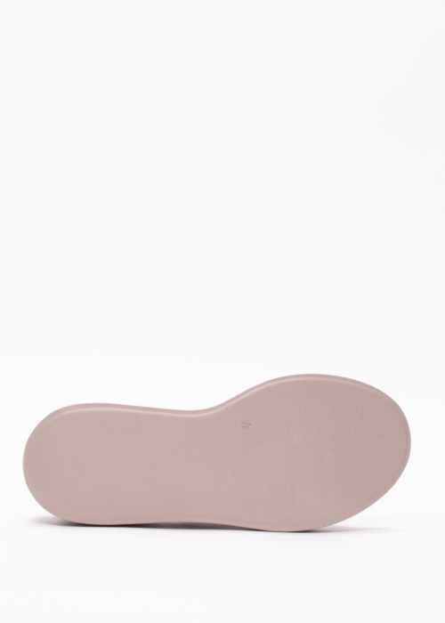 Molly Bessa bateliai