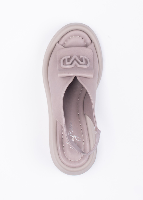 Molly Bessa bateliai