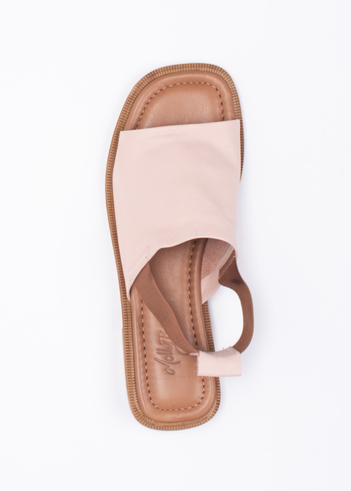 Molly Bessa bateliai