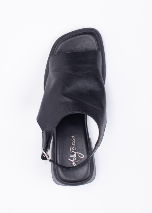 Molly Bessa bateliai