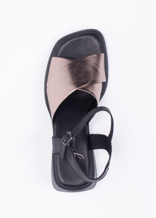 Molly Bessa bateliai