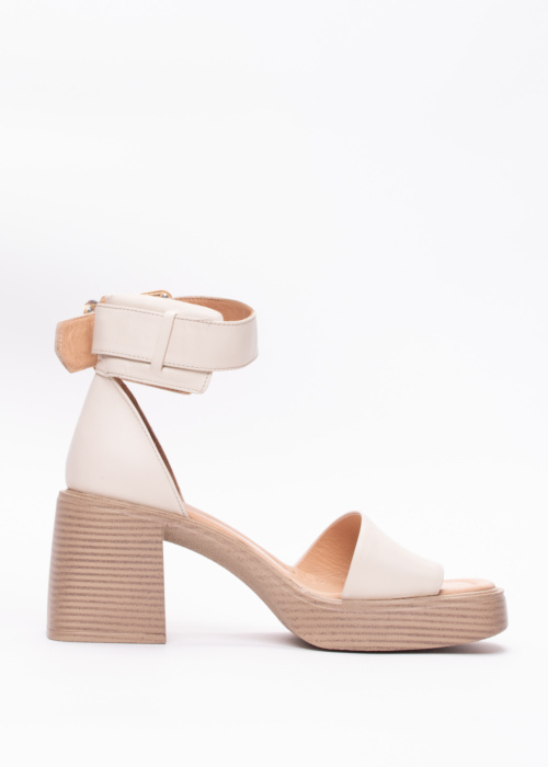 Molly Bessa bateliai