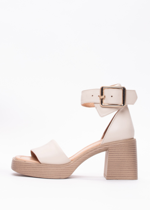 Molly Bessa bateliai