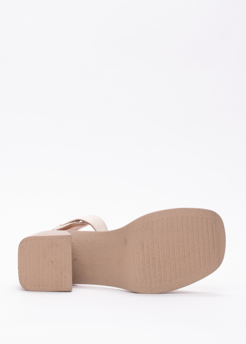 Molly Bessa bateliai