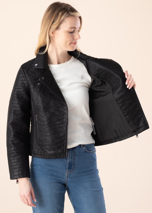 b.young striukė Basio