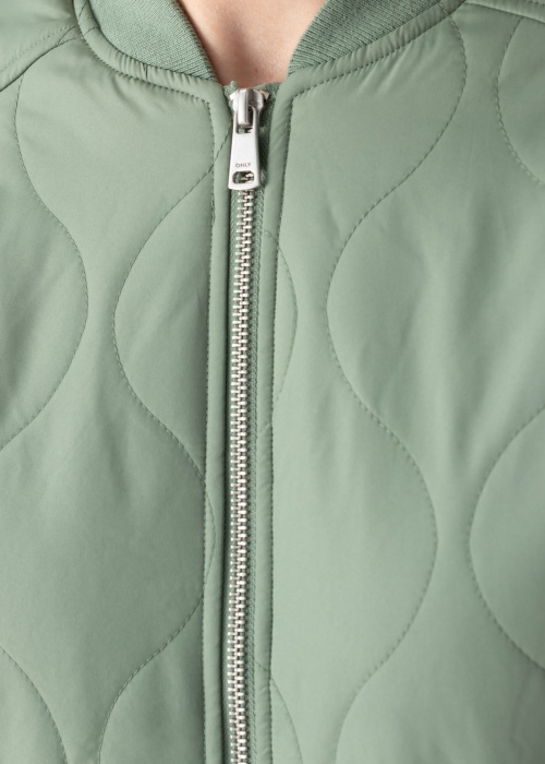 Only bomber striukė Tina