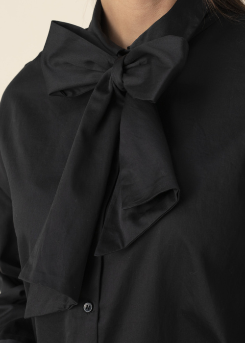 Only oficiali palaidinė Dinna