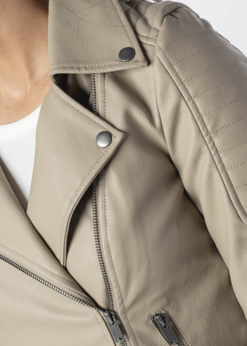 Noisy May striukė Rebel