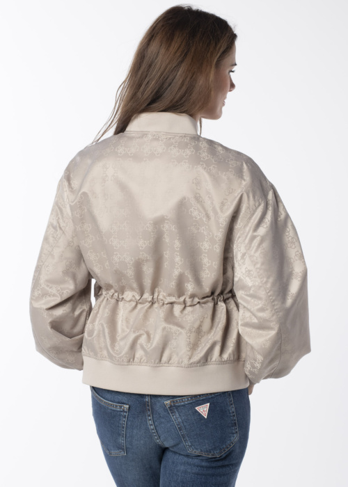 Guess bomber striukė