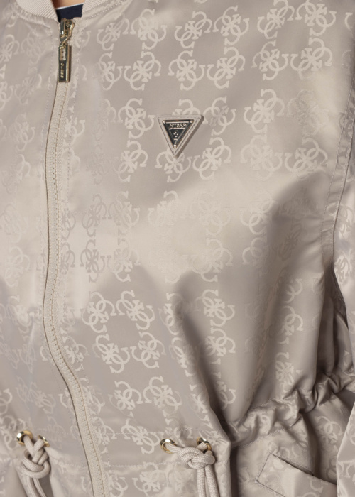 Guess bomber striukė