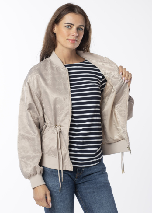 Guess bomber striukė