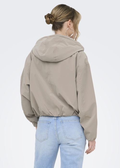 Only pavasario-rudens striukė Camille