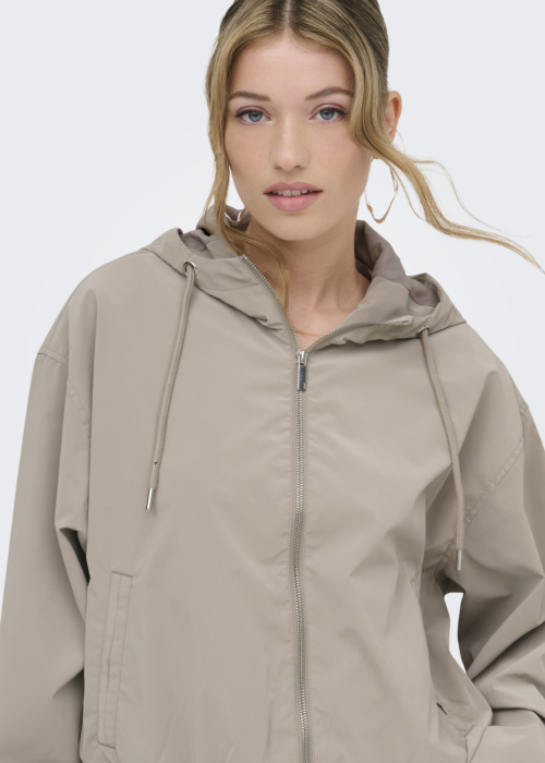 Only pavasario-rudens striukė Camille