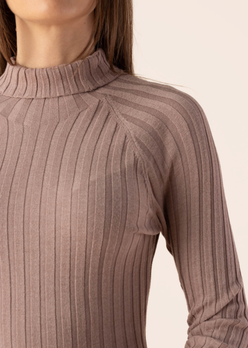 Diverse megzta suknelė Bejke