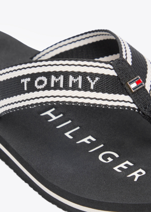 Tommy Hilfiger šlepetės per pirštą