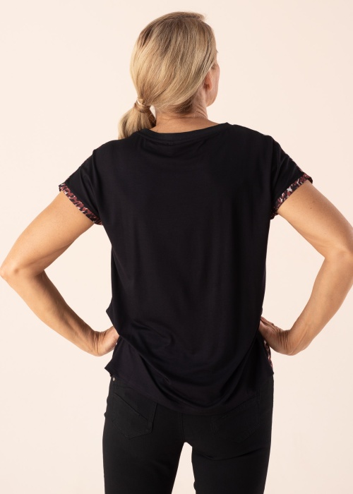 b.young palaidinė Panya Leo