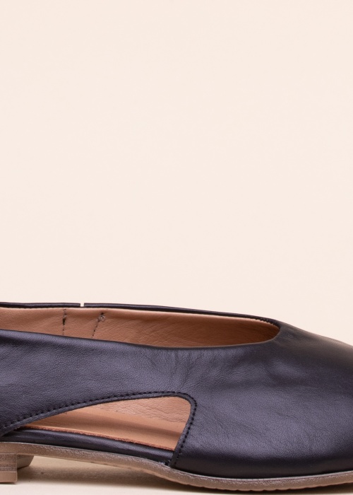 Molly Bessa bateliai