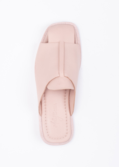 Molly Bessa bateliai