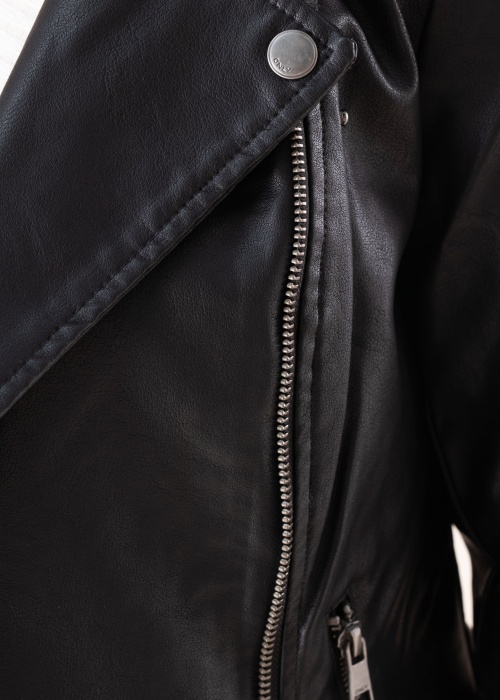 Only striukė Melisa