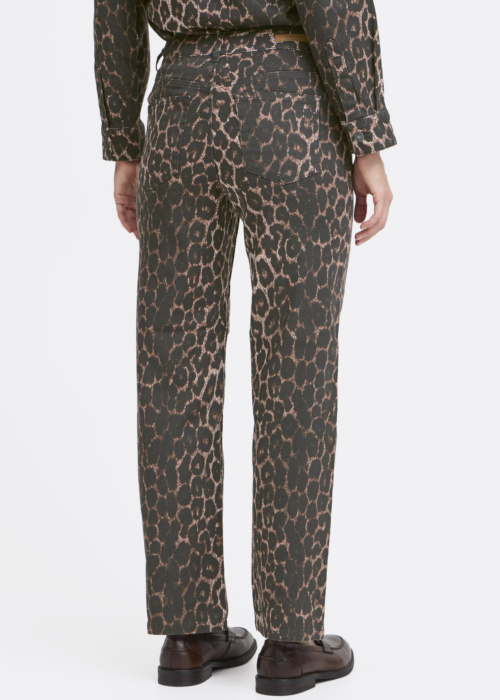 b.young džinsai Kenna