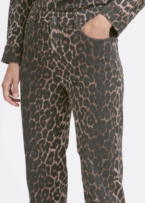 b.young džinsai Kenna