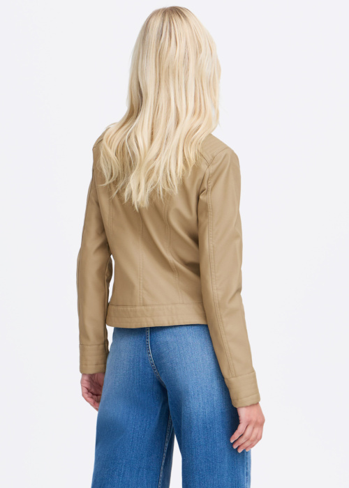 b.young striukė Acom