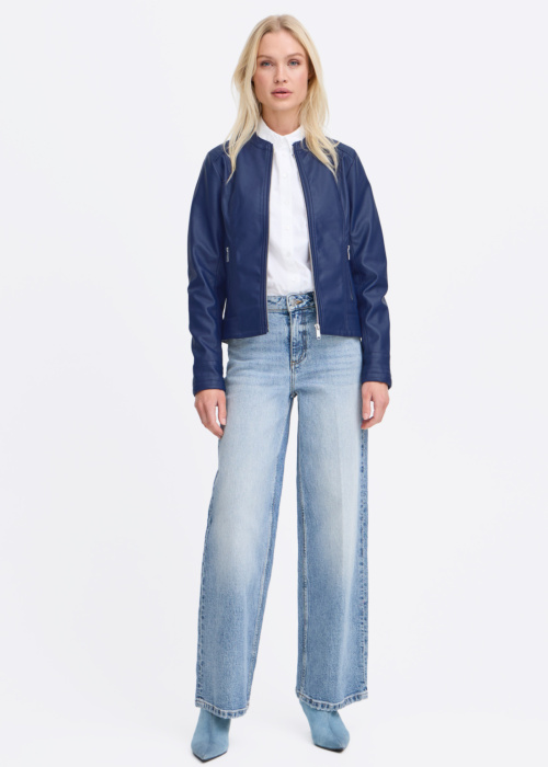 b.young striukė Acom