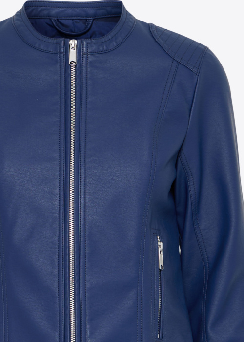 b.young striukė Acom