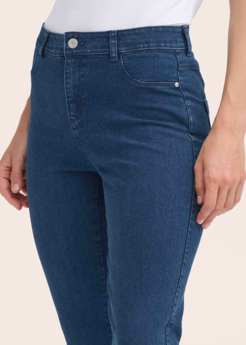 b.young džinsai Kafka