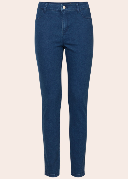 b.young džinsai Kafka