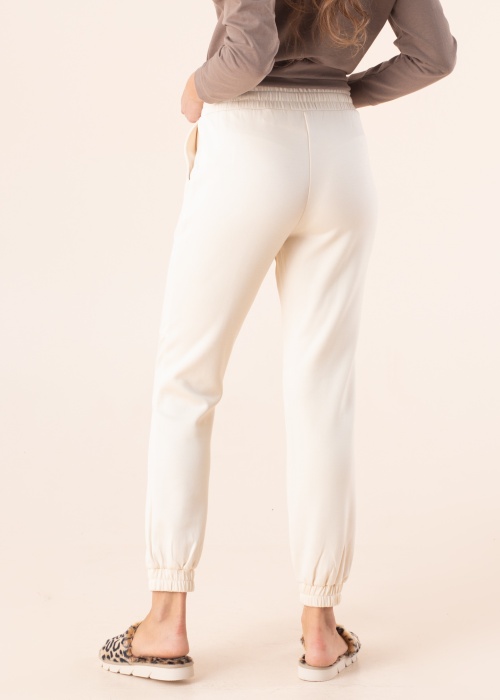 b.young kelnės Pusti