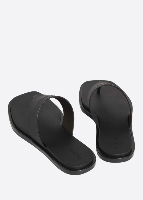 Calvin Klein šlepetės per pirštą