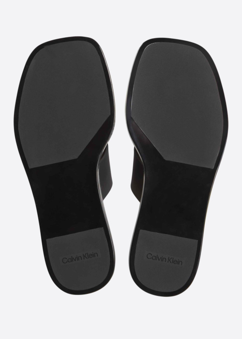 Calvin Klein šlepetės per pirštą