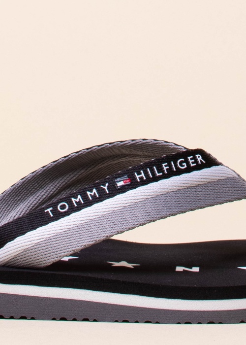 Tommy Hilfiger šlepetės per pirštą
