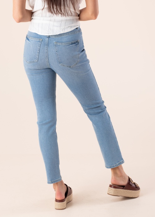 b.young džinsai Kato