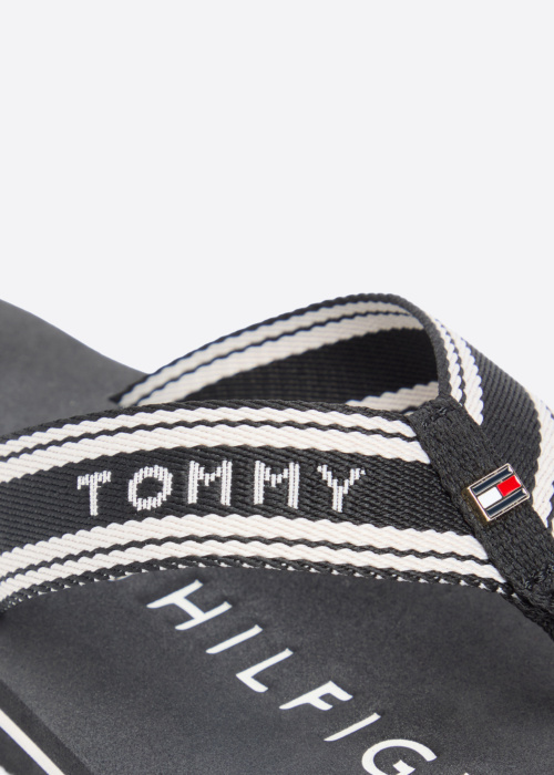 Tommy Hilfiger šlepetės per pirštą