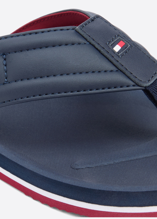 Tommy Hilfiger šlepetės per pirštą