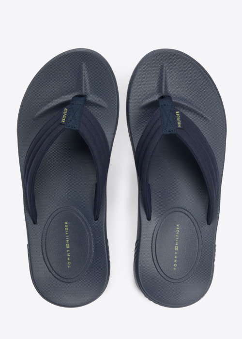 Tommy Hilfiger šlepetės per pirštą