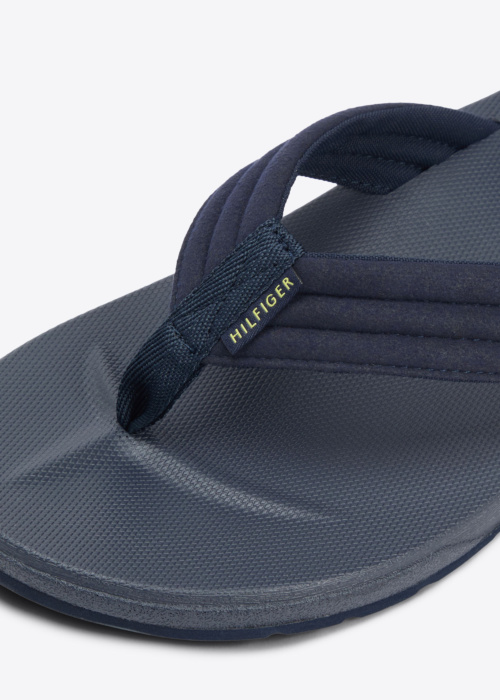 Tommy Hilfiger šlepetės per pirštą